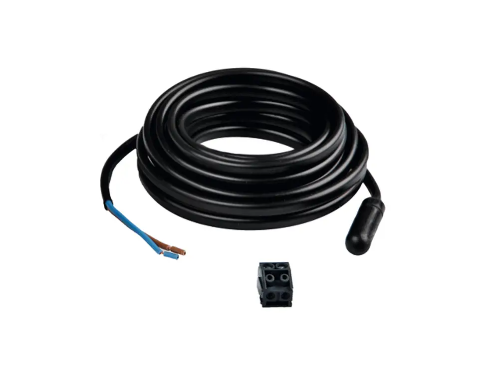 Schwarzes Kabel mit Temperatursensor und zwei Drahtenden, neben einem kleinen Verbindungselement. TECE-Produkt zur Temperaturmessung in Heizsystemen.